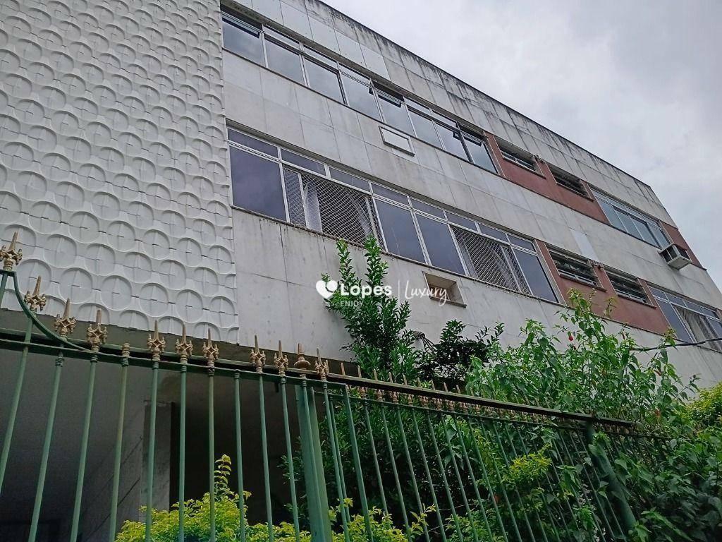 3 quartos sendo 2 suites e 2 vagas na tijuca