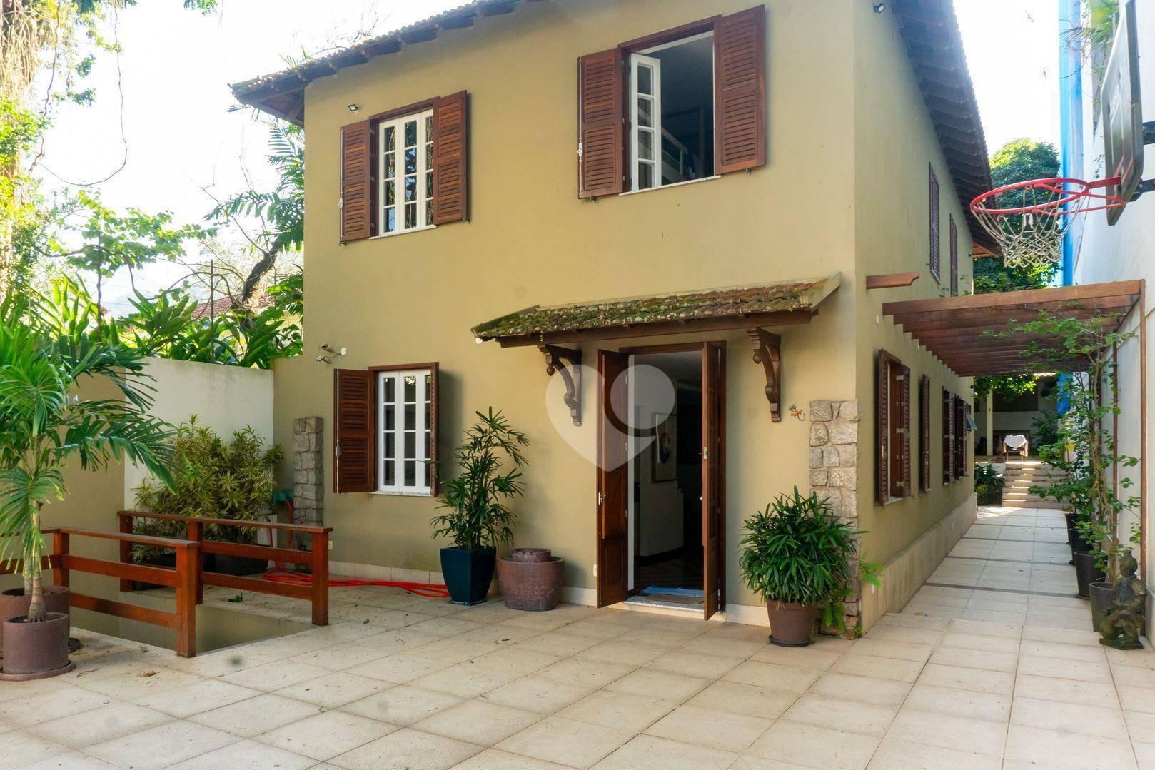 Casa de Rua com 6 quartos à venda, 258m² - Jardim Botânico