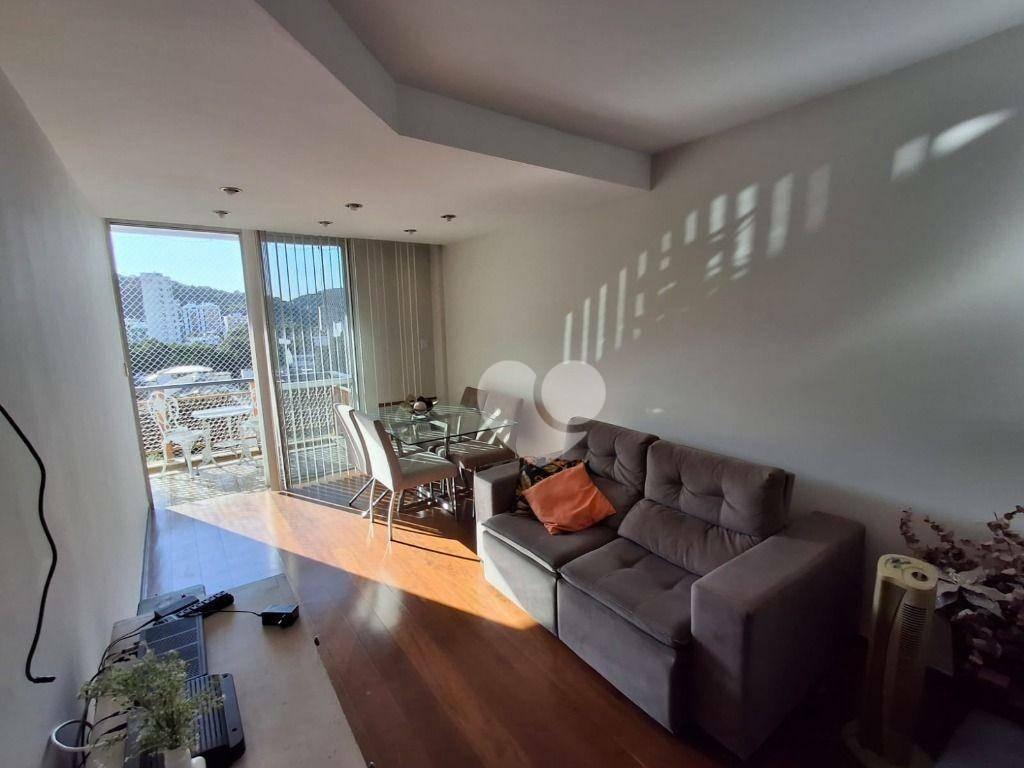 Cobertura com 03 quartos em ponto nobre do Grajaú. Sol da manhã.  Rua Grajaú