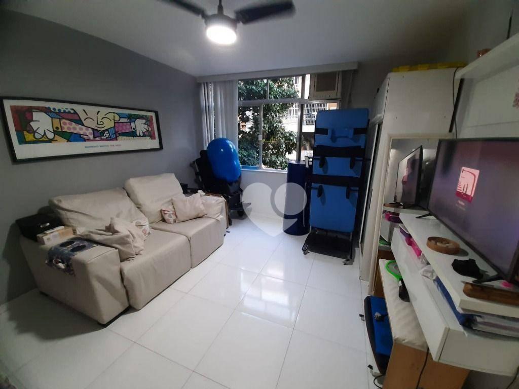 Apartamento 02 quartos, 02 suites, área de serviço, vaga de garagem, frente, sol da manhã, elevador, banheiro serviço, portões eletrônicos