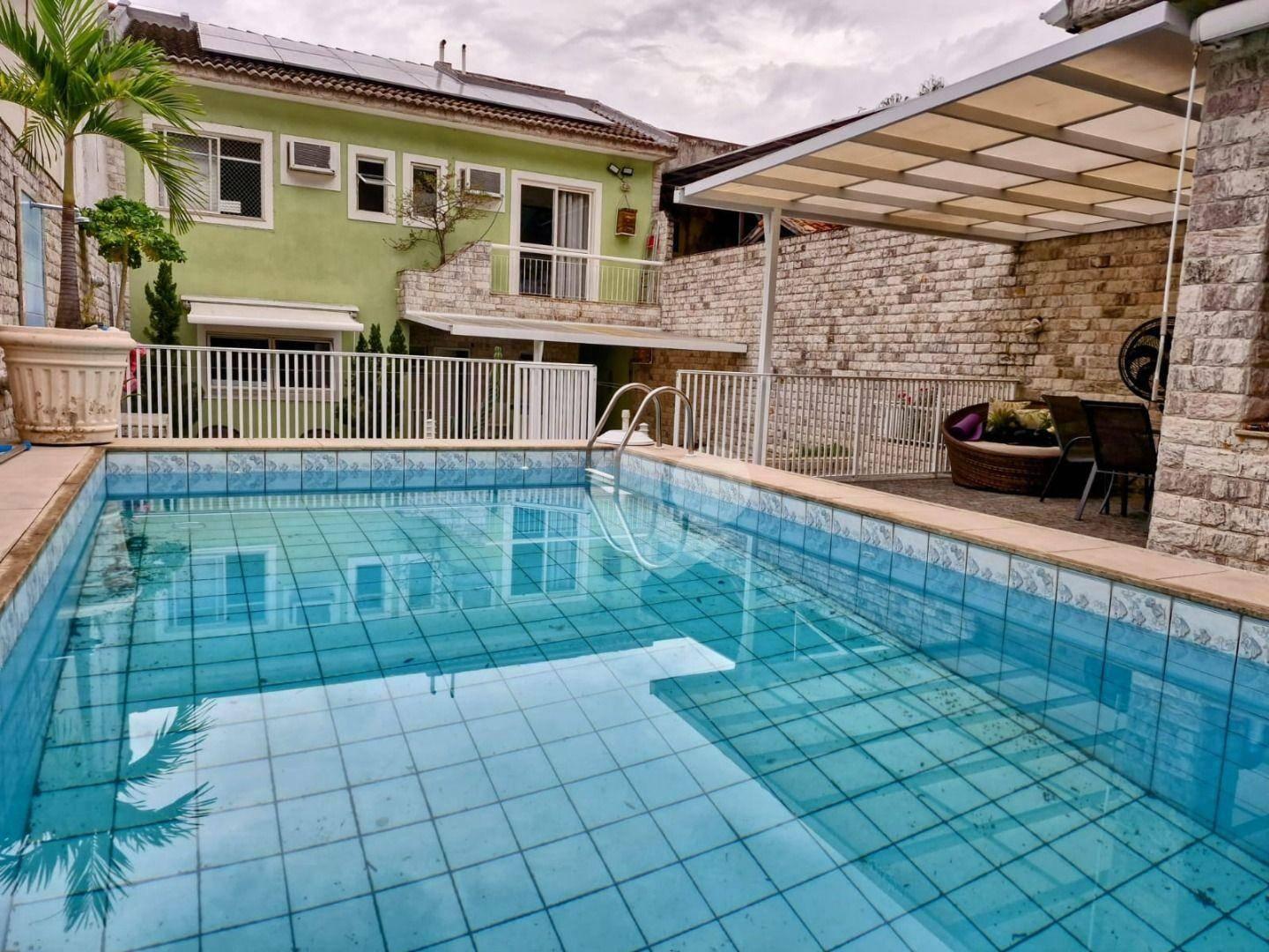 Casa 4 quartos com piscina em condomínio fechado à venda na Taquara, 331 m²