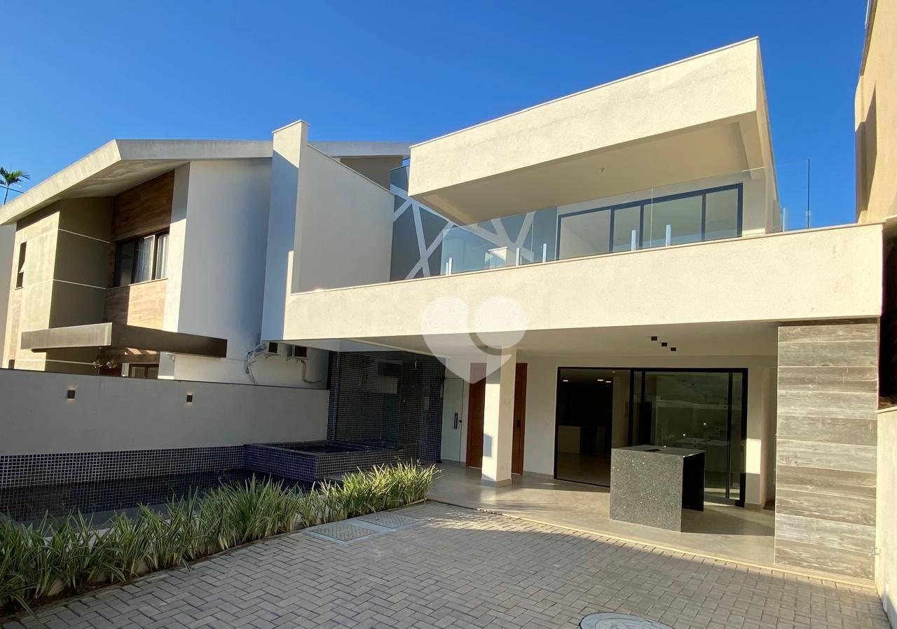 Casa Alto Padrão, á venda  4 Quartos, Sauna, Piscina, Hidro e Churrasqueira - Vazia e Pronta para Morar — foto 2
