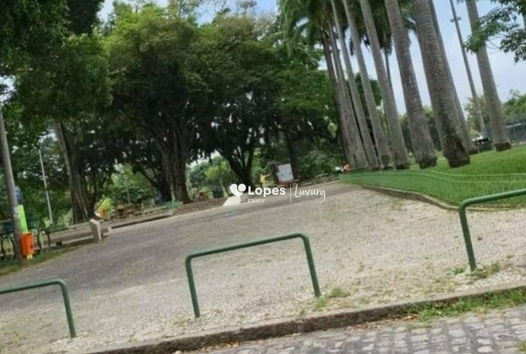 Gloria, 2 quartos  com deps com garagem, localização aprazível, perto do metrô, predio seguro e familiar