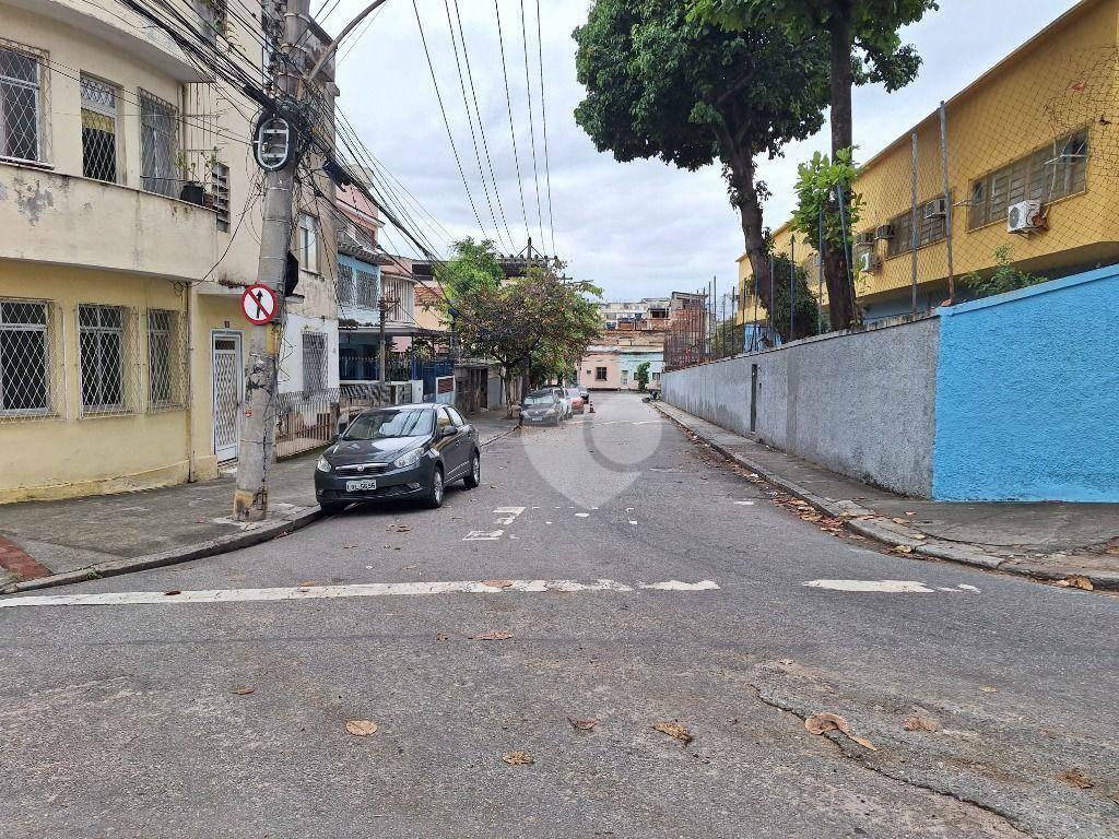 Riachuelo Vendo loja comercial com Girau area livre na frente da loja.