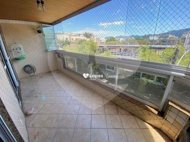 A Lopes Enjoy apresenta excelente apartamento de frente, com 103 m², localizado na valorizada Gleba A, no Recreio dos Bandeirantes.