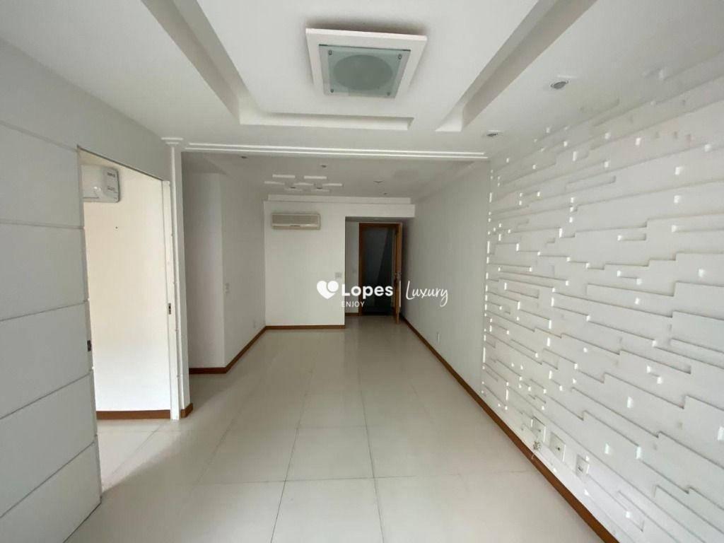 Vendo apartamento 3 quartos sendo uma suíte, 2 vagas na garagem, infra com piscina, salão de festa, churrasqueira , localização privilegiada