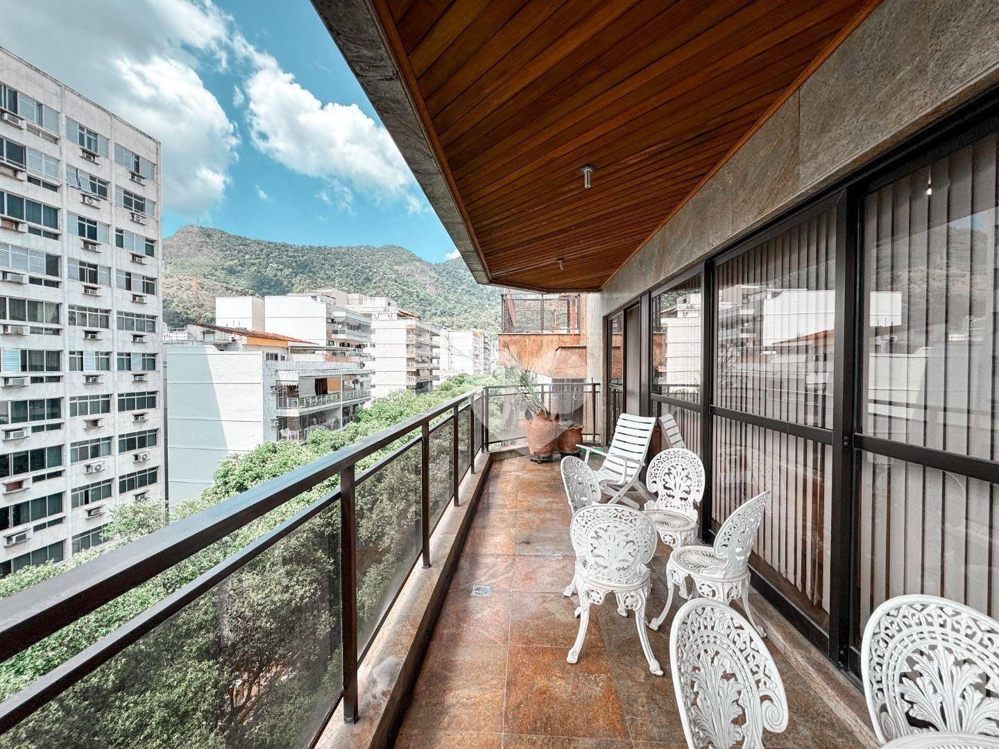 Especial cobertura em  rua diferenciada, colado ao metrô. 6 dormitórios (5 suites), piscina, sauna, 6 vagas! Conforto, qualidade e segurança!!