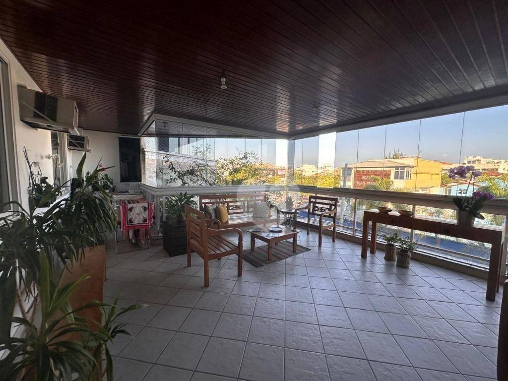 ESPETAUCULAR APARTAMENTO DE 3 QUARTOS COM VARANDÃO