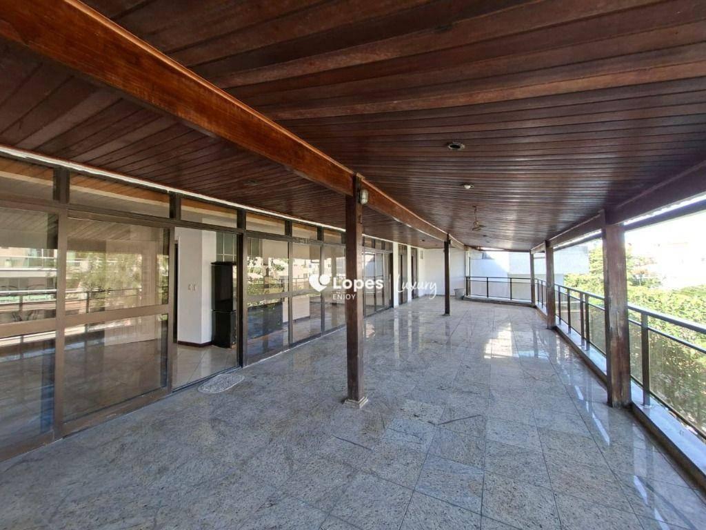 Cobertura com 4 quartos,  sendo 3 suítes com 2 vaga de garagem !
