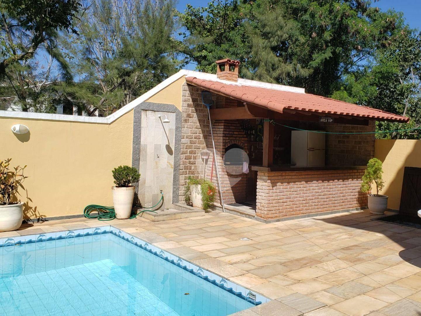 Linda casa de 4 quartos com piscina no Anil.