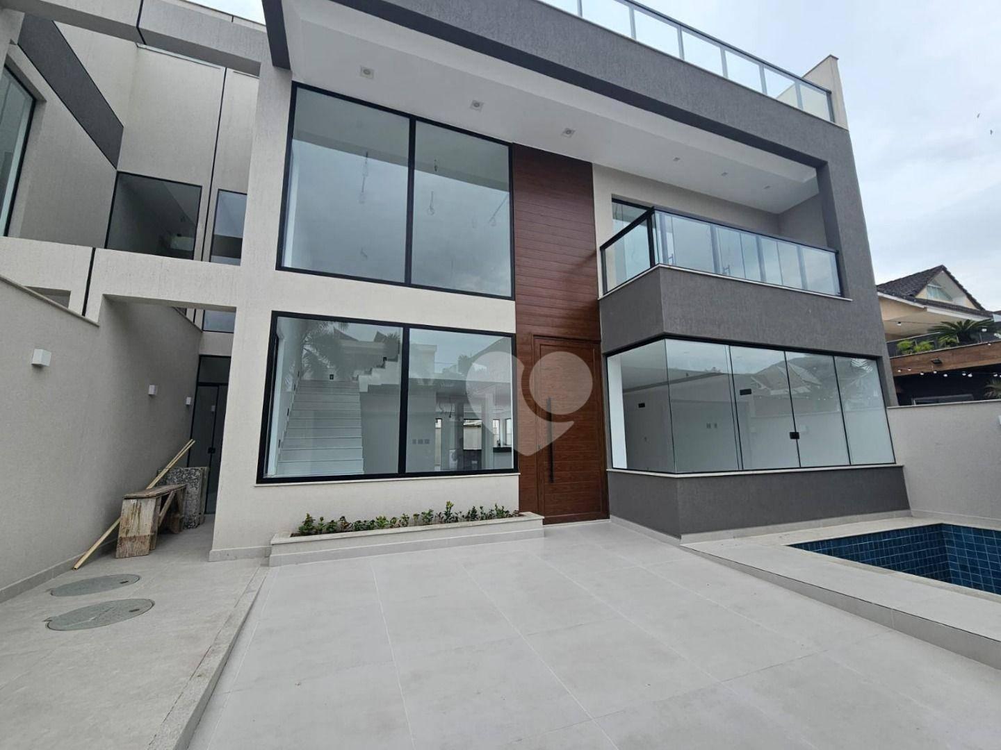 Condomínio Bothanica Nature - Casa Triplex em projeto Contemporâneo e recém construída de 4 quartos com 3 Suítes. Recreio dos Bandeirantes/RJ.
