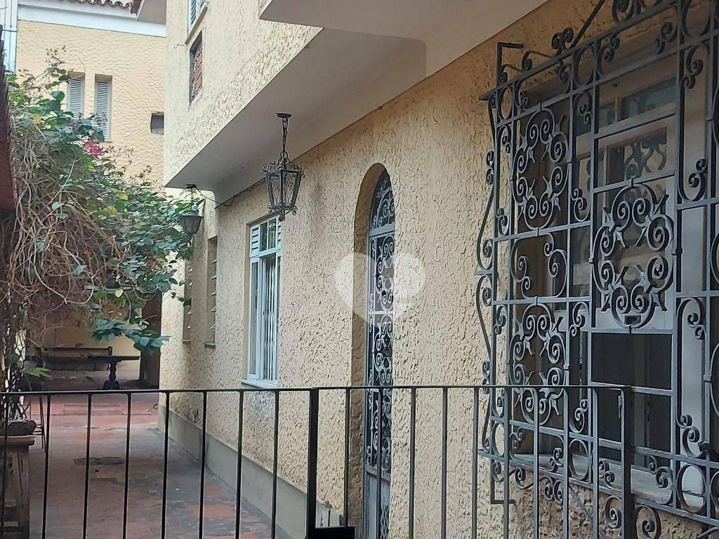 Casa com 4 quartos, 3 vagas e  amplo quintal .