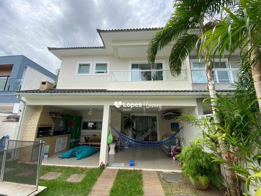 Vendo maravilhosa casa com 3 quartos todos com suítes em condomínio fechado em Vargem Pequena