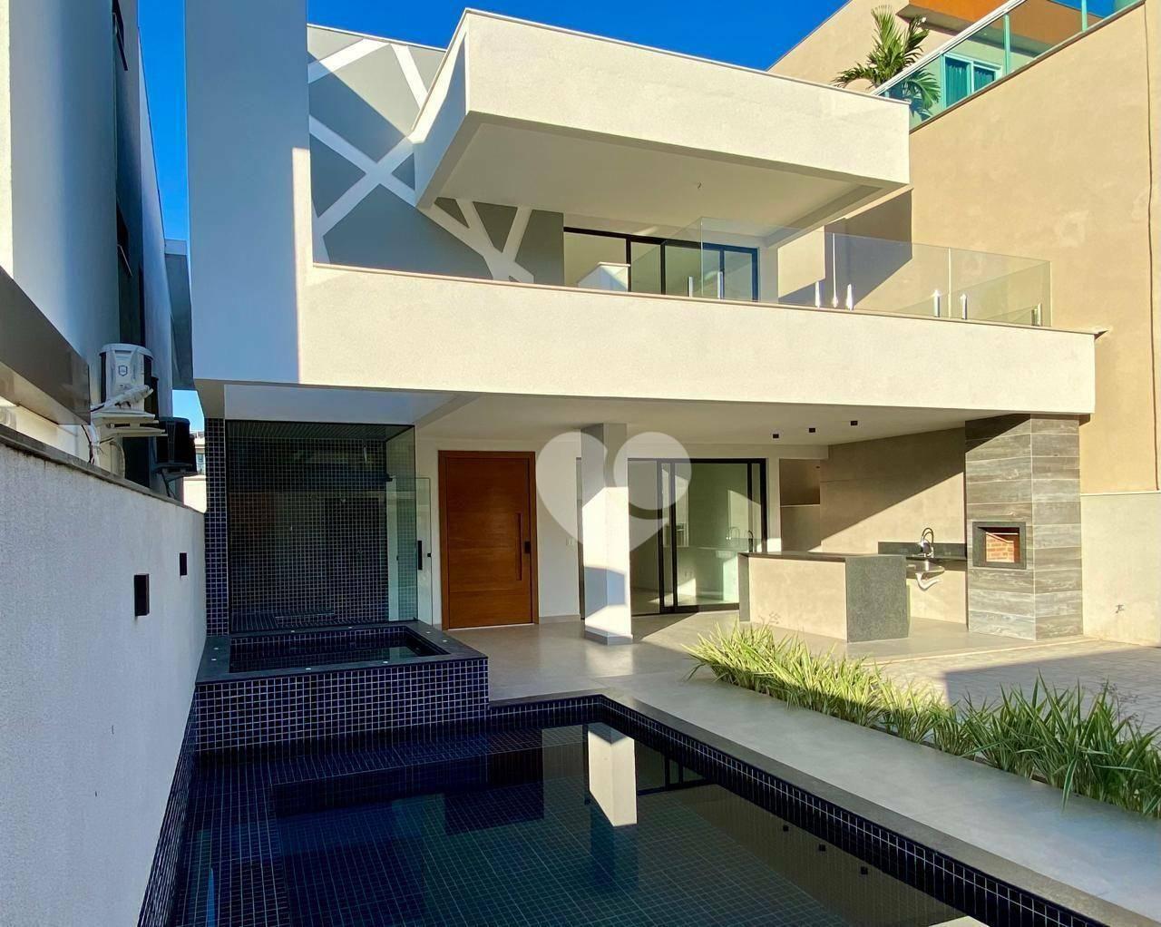 Casa Alto Padrão, á venda  4 Quartos, Sauna, Piscina, Hidro e Churrasqueira - Vazia e Pronta para Morar — Foto 1 de 107