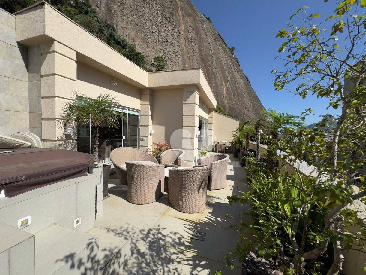 Prédio com piscina e academia! Cobertura com terraço amplo, 2 quartos (suíte), dependência revertida e 2 vagas à venda, 200 m² por R$ 2.850.000 Lagoa