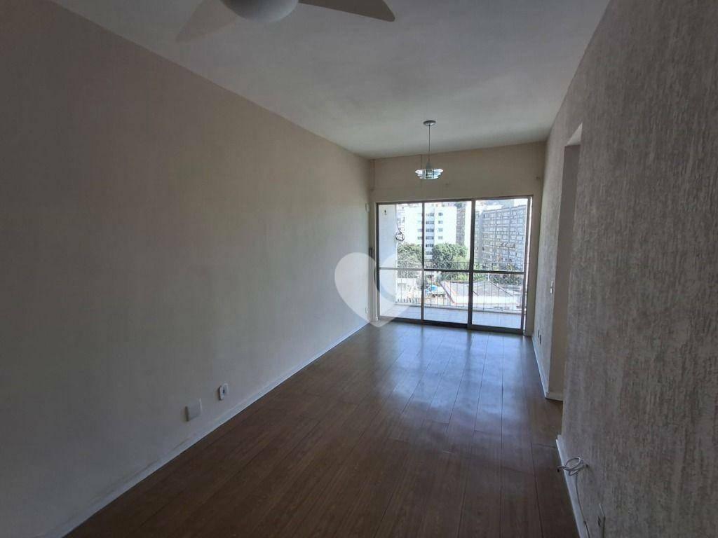 Engenho de Dentro! Rua calma e sem saída. Apartamento com 02 quartos, sala com sacada, cozinha, banheiro social e área de serviço com mais um banheiro