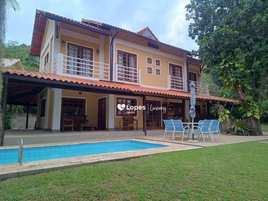 Maravilhosa casa com 4 quartos com suítes em condomínio fechado em Vargem Pequena