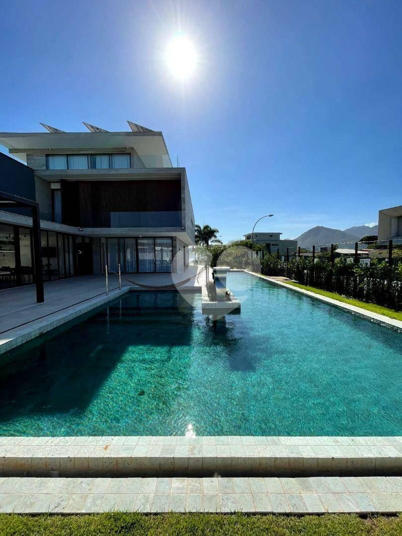 Condomínio Alphaville - Cinematográfica Casa Triplex 5 Suítes. Cerca de 1.500m2 de Área Construída com cerca de 1.000m2 de Terreno. Barra da Tijuca.